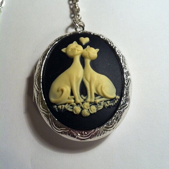 Valentine’s gift wife mom Lover Cats Locket Necklace Retro Kitty Cat Cameo - Picture 1 of 4